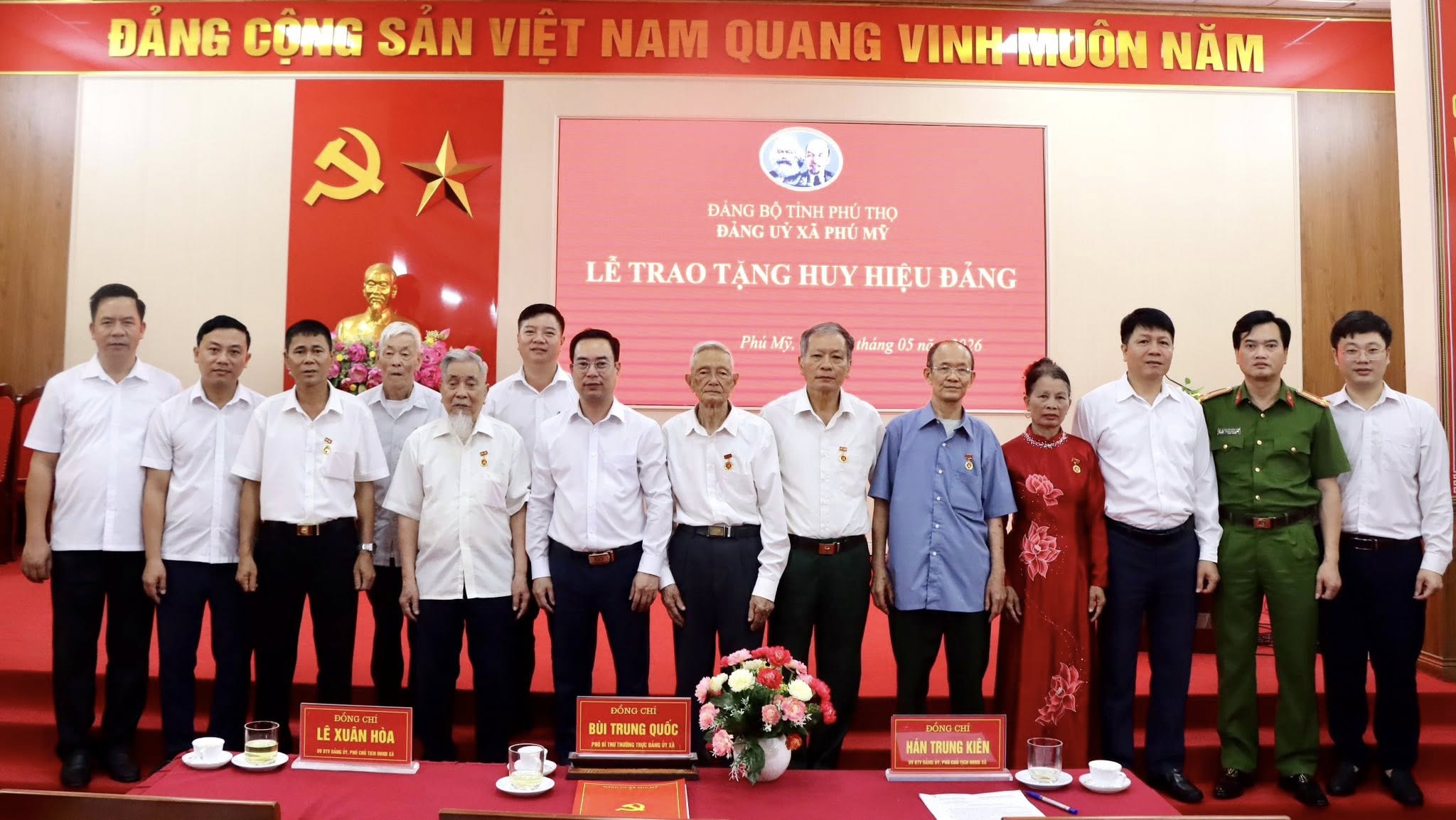 Đảng ủy xã Phú Mỹ tổ chức lễ trao huy hiệu Đảng đợt 19 – 5.