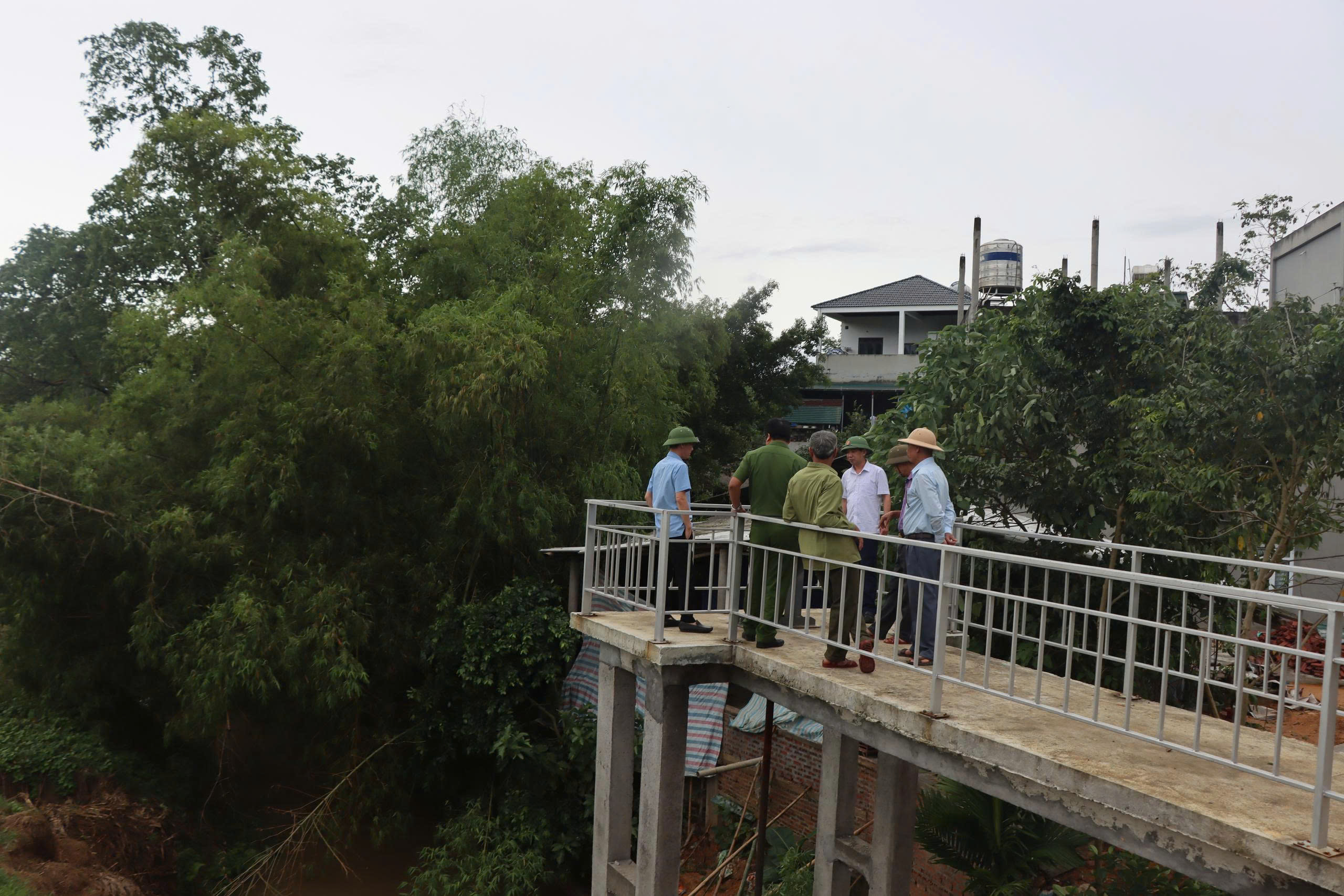 Lãnh đạo UBND xã Phú Mỹ kiểm tra tuyến đê xung yếu và chỉ đạo công tác tuyên truyền, đôn đốc, hướng dẫn các hộ dân khu vực ven sông di dời đến nơi an toàn.