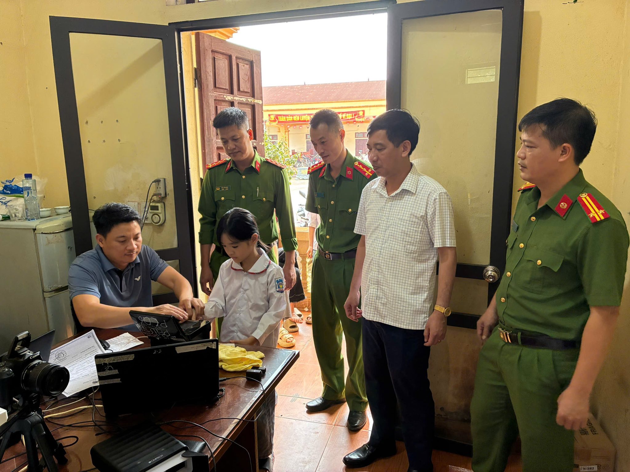 Lãnh đạo UBND xã Phú Mỹ thăm, động viên lực lượng công an trong chiến dịch cấp định danh điển tử.