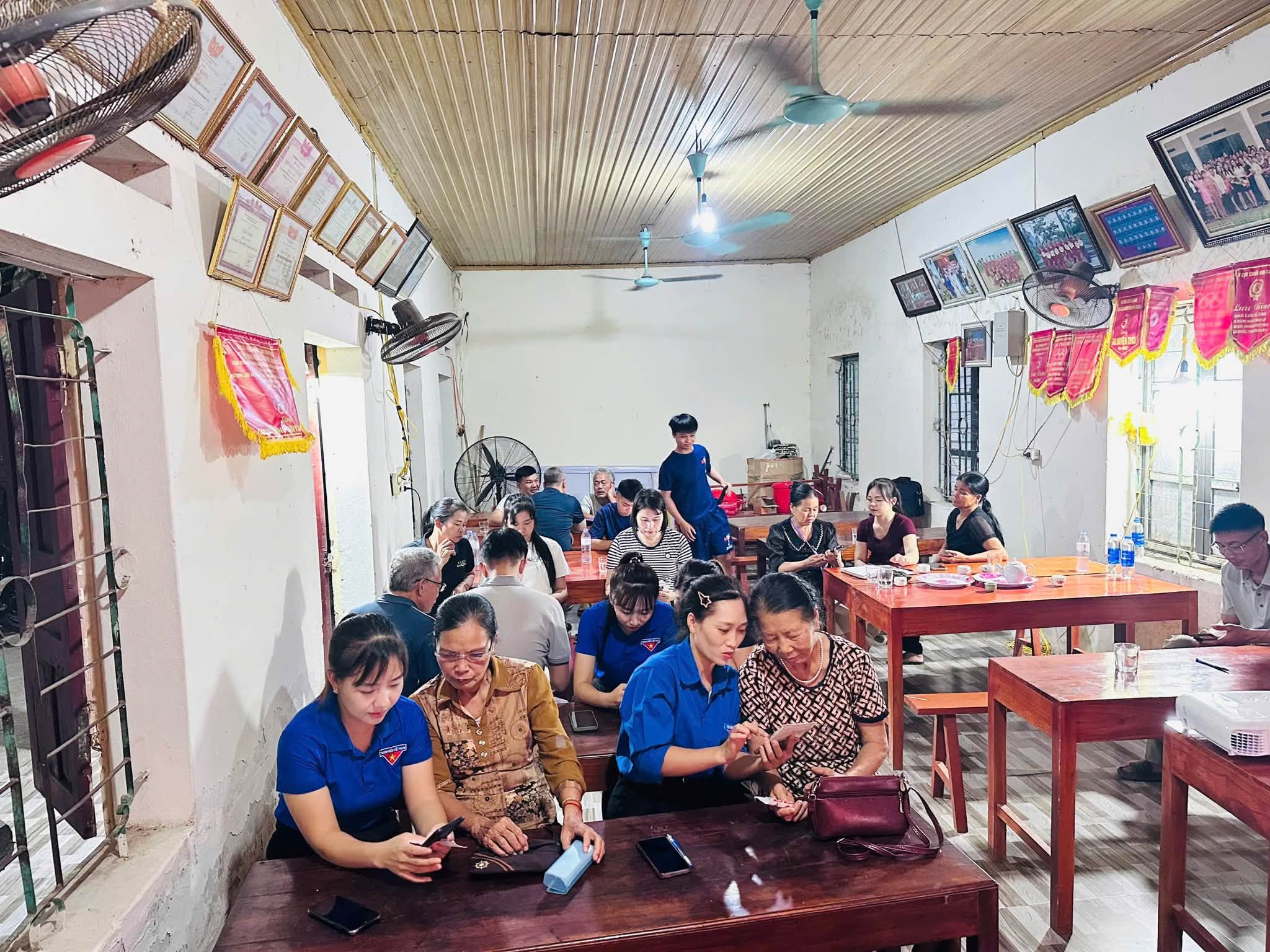 XÃ PHÚ MỸ ĐẨY MẠNH PHONG TRÀO “BÌNH DÂN HỌC VỤ SỐ” – HƯỚNG DẪN NGƯỜI DÂN SỬ DỤNG CÁC TIỆN ÍCH SỐ