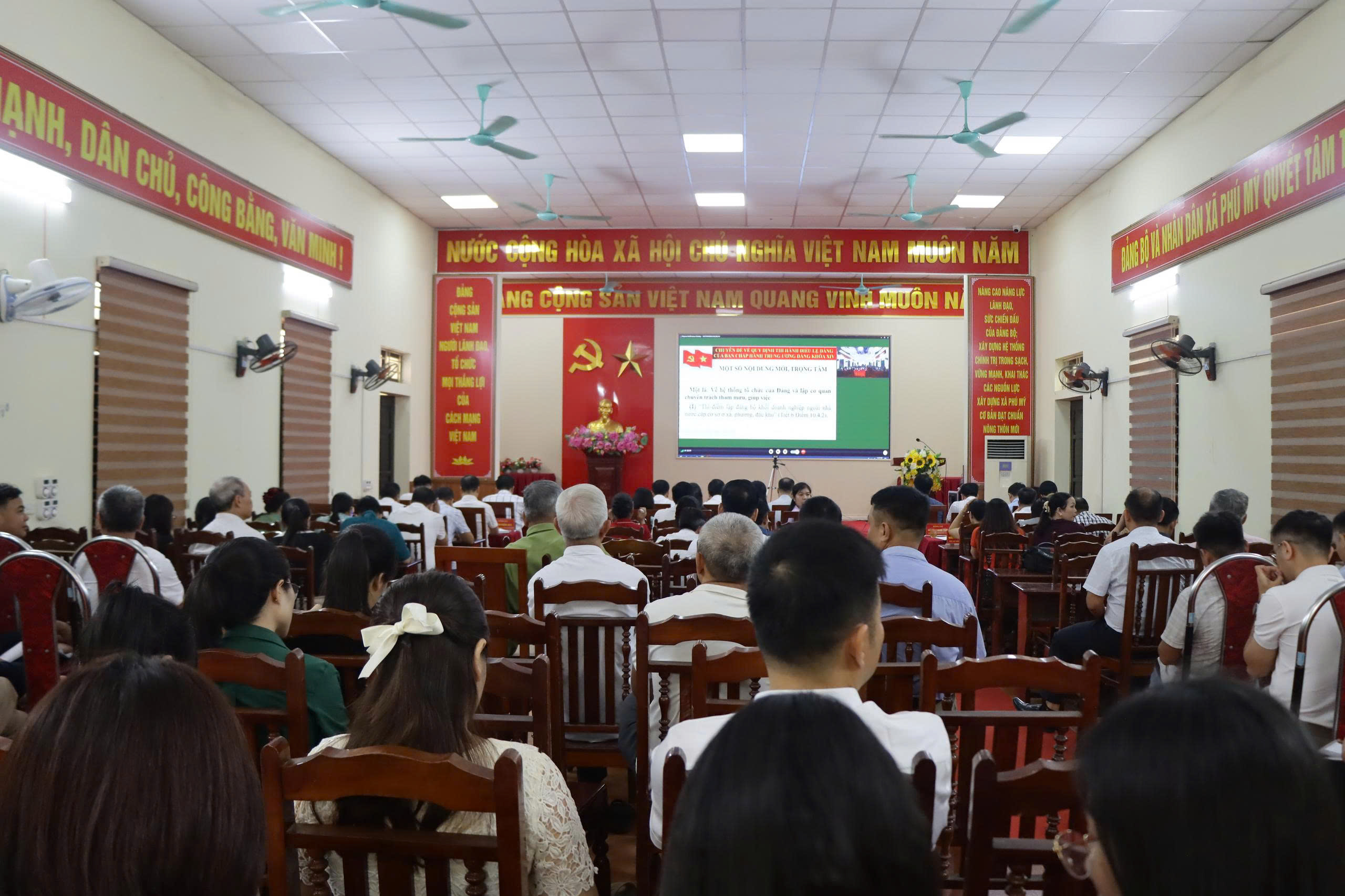 Xã Phú Mỹ tham dự Hội nghị trực tuyến toàn quốc nghiên cứu, học tập, quán triệt và triển khai thực hiện Nghị quyết Hội nghị lần thứ Hai, Ban Chấp hành Trung ương Đảng khóa XIV