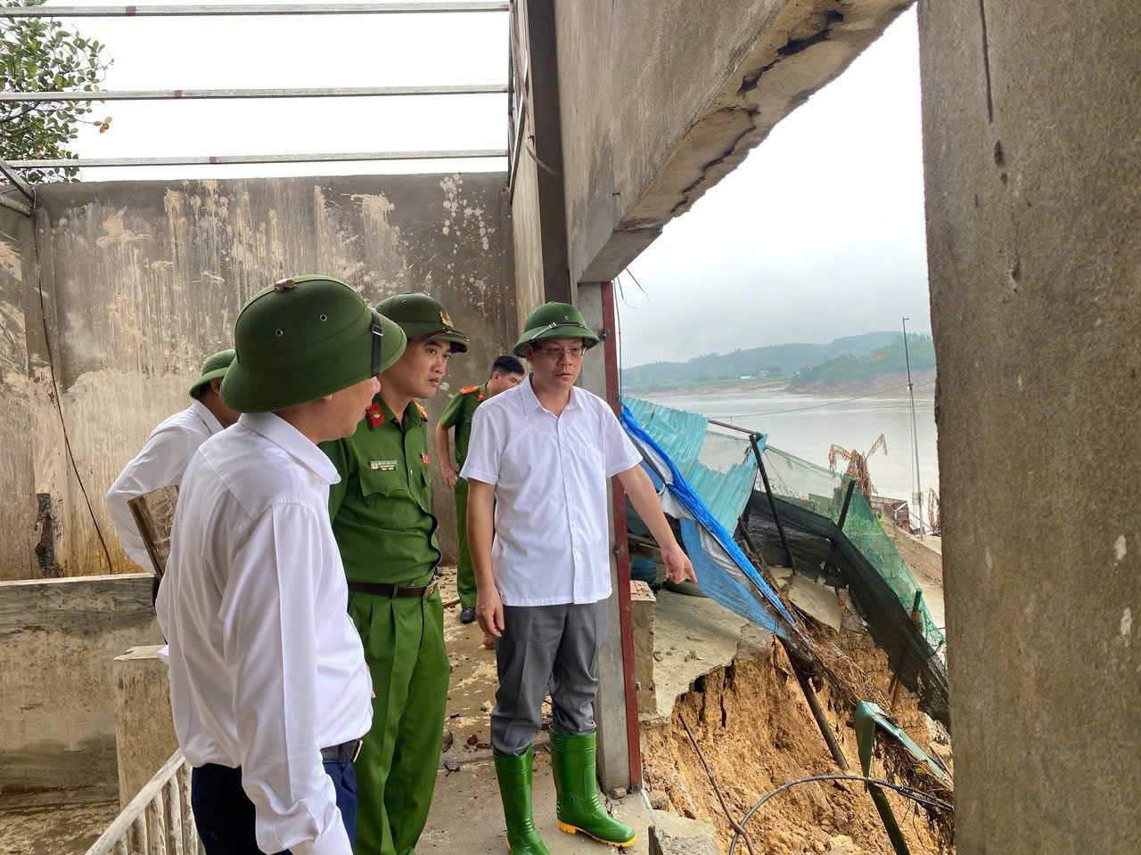 Lãnh đạo UBND xã Phú Mỹ kiểm tra các điểm sạt lở do ảnh hưởng của cơn bão số 10 và số 11.