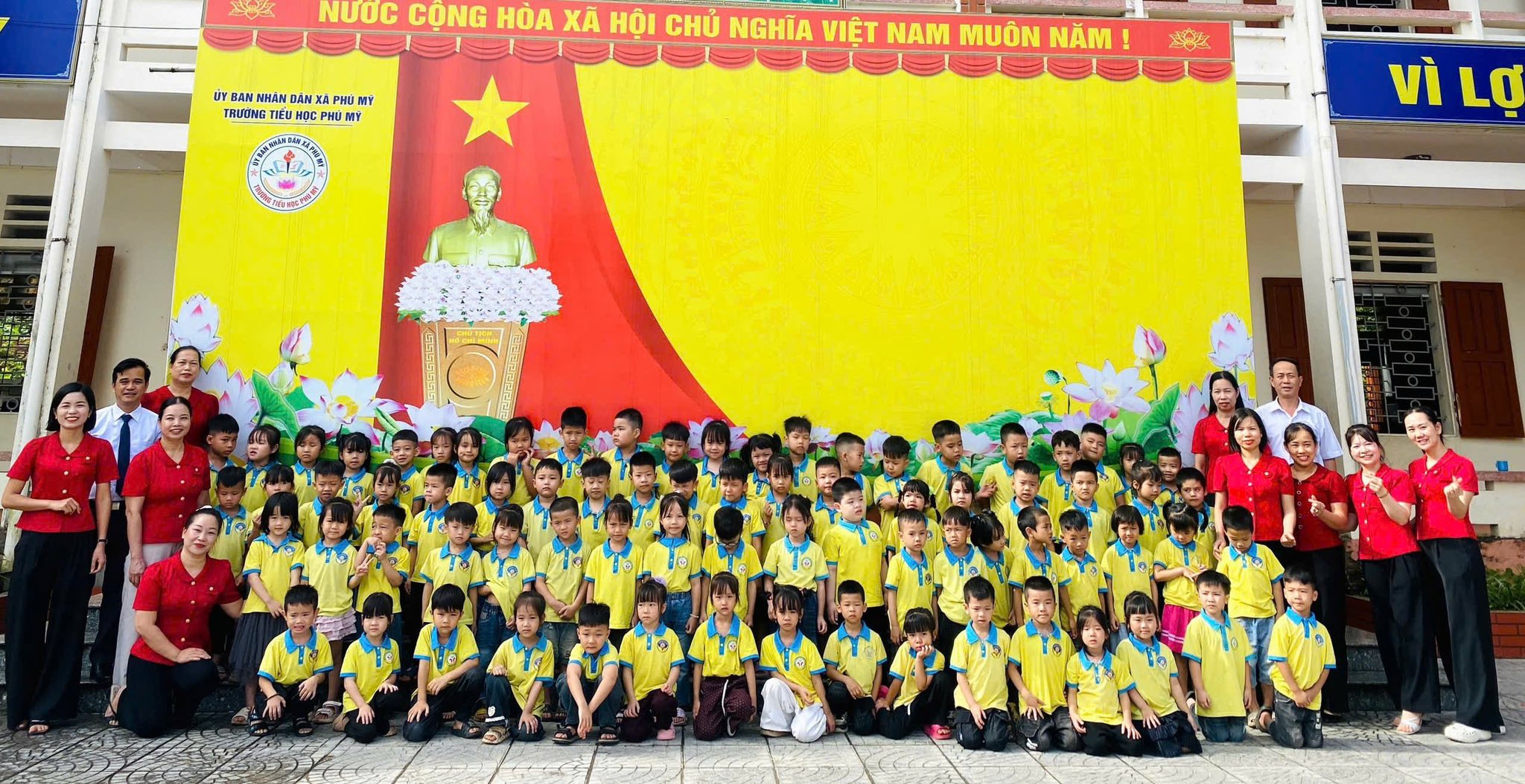 Trường Mầm non Phú Mỹ tổ chức cho học sinh lớp 5 tuổi tham quan trường tiểu học.