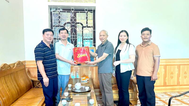 UBND xã Phú Mỹ thăm, tặng quà các gia đình cán bộ, công chức, viên chức là con thương binh, bệnh binh nhân dịp 78 năm Ngày thương binh liệt sỹ (27/7/1947 - 27/7/2025)