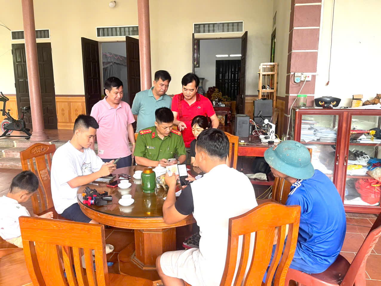 Lãnh đạo UBND xã Phú Mỹ thăm, động viên lực lượng Công an xã hỗ trợ người dân liên kết tài khoản an sinh xã hội trên ứng dụng VNeID